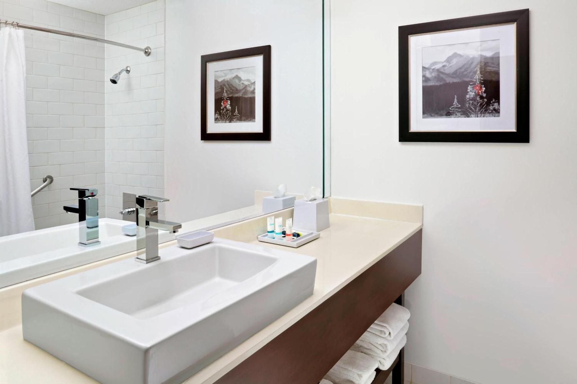 โฟร์ พอยต์ บาย เชอราตัน โฮเต็ล แอนด์ สวีท แคลกรีเวสต์ Hotel คาลการี ภายนอก รูปภาพ